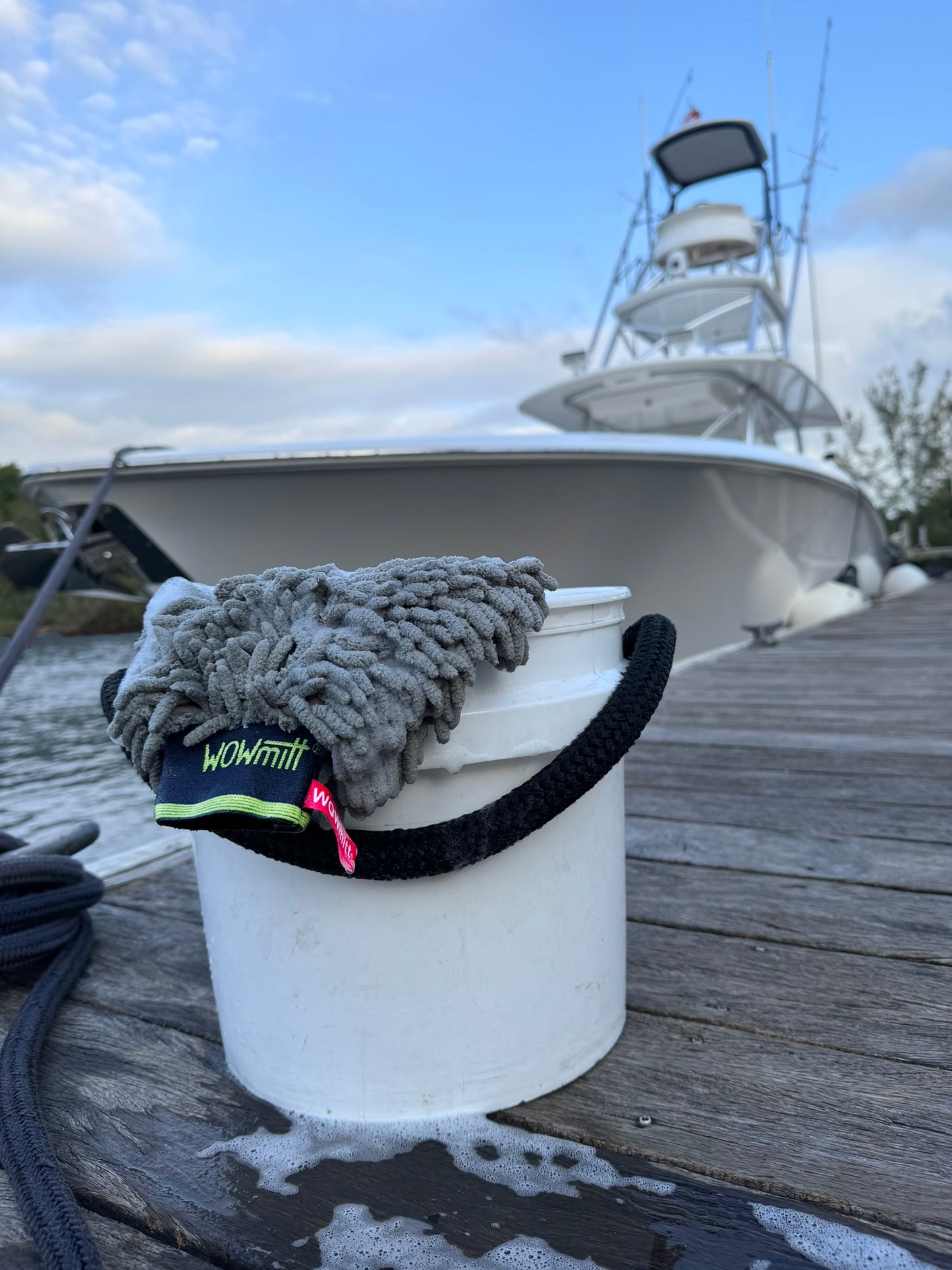 WOWmitt® Wash Mitt - The First & Only Multi-Patented Wash Mitt With A Secret Weapon - The Scrubfinger! ONLY $7.98 Each For 2+ Or $9.97 for One!
